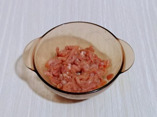 6、老北京炸酱面,用筷子拌均匀,腌至20分钟。