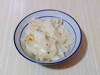 11、老北京炸酱面,煮熟的面放入碗中。