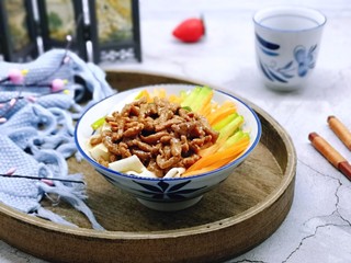 12、老北京炸酱面,再摆上提前切好的胡萝卜丝,萝卜丝。葱丝。