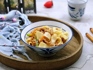 14、老北京炸酱面,吃的时候伴均匀即可。