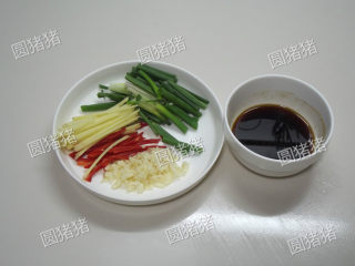 2、姜葱炒花蛤,香葱切段，生姜切粗丝，红椒切丝，大蒜去皮剁碎。调味料在碗内调成碗汁。