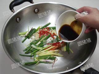 6、姜葱炒花蛤,放入葱段炒出香味，加入碗汁烧开。