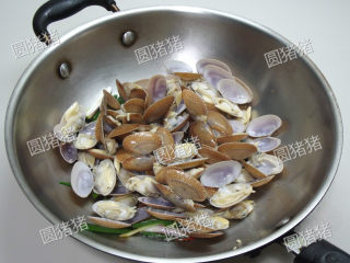 7、姜葱炒花蛤,加入花蛤转大火快速翻炒约1分钟。