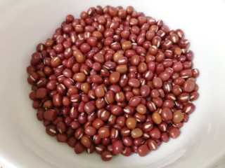 1、红豆汤圆,准备好红豆。