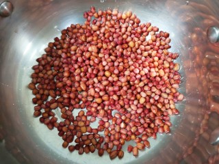 3、红豆汤圆,泡好的红豆清洗干净放入锅里。