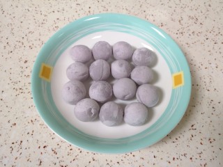 5、红豆汤圆,准备好黑糯米汤圆。