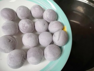 7、红豆汤圆,下入汤圆。