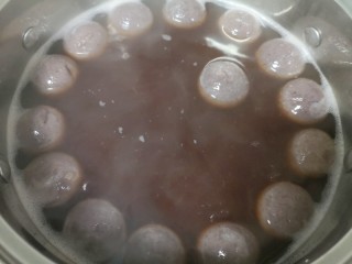 8、红豆汤圆,煮至汤圆飘起。