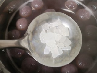 9、红豆汤圆,放入冰糖,小火煮至冰糖融化关火。