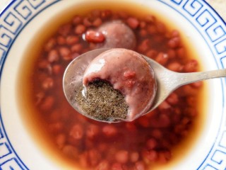 15、红豆汤圆,咬一口,黑芝麻馅的哦!
