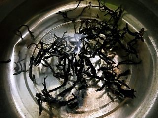 2、奶茶,水倒入奶锅放入红茶，煮开，转小火。