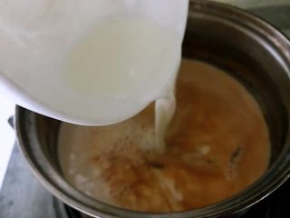 4、奶茶,在煮好的茶水里加入纯牛奶，搅拌均匀，（在奶和茶融合的一瞬间，那感觉太美了）