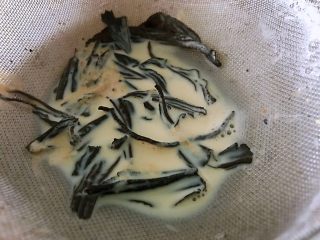 6、奶茶,过滤，倒入茶杯里，如果和我一样喜欢原味的不需要加什么了，喜欢甜的奶茶凉到60度左右加蜂蜜。