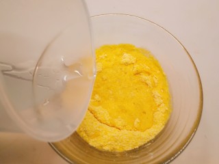 3、玉米面糊糊,倒入清水
