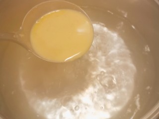 8、玉米面糊糊,将搅拌好的玉米面糊分次放入锅中放入后搅拌充分 没有面疙瘩