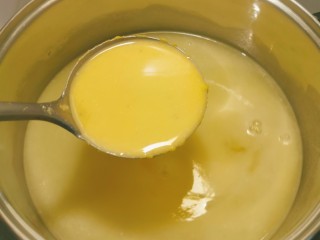 9、玉米面糊糊,再放入下一汤勺 快速搅拌均匀