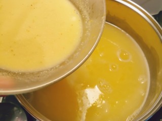 10、玉米面糊糊,将剩余的面糊全部倒入