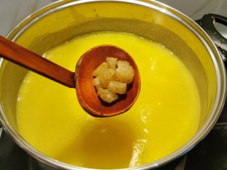 13、玉米面糊糊,放入冰糖