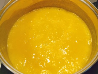 14、玉米面糊糊,继续熬制 当粘稠度适合我的要求 并有大泡出现 关火