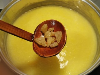 14、玉米渣粥,放入冰糖 继续煮制