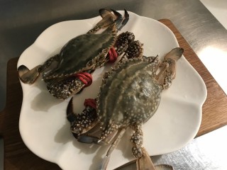 1、螃蟹炒年糕,新鲜梭子蟹两只