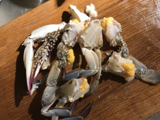 5、螃蟹炒年糕,螃蟹剁成六到八块