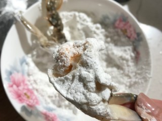 7、螃蟹炒年糕,将螃蟹裹上淀粉