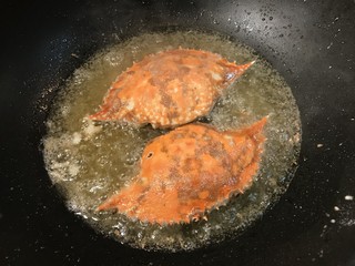 10、螃蟹炒年糕,盖盖也要炸一下哦