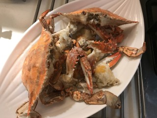 11、螃蟹炒年糕,夹出放到盘中