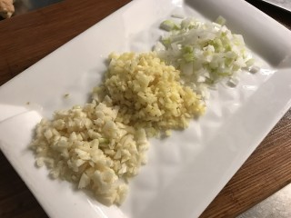 12、螃蟹炒年糕,葱姜蒜切末备用，用量都偏大