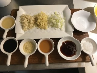 14、螃蟹炒年糕,材料准备好，避免烹饪的时候手忙脚乱