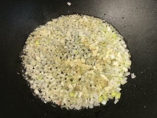 15、螃蟹炒年糕,锅里热油，放入葱姜蒜末，煸出香味