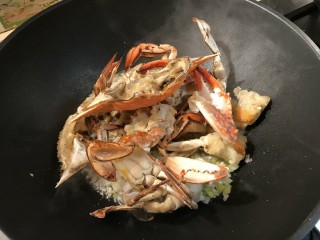 16、螃蟹炒年糕,放入炸好的螃蟹块