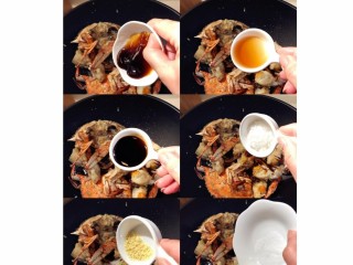 17、螃蟹炒年糕,加入料酒，生抽，耗油，一点老抽提色，加入食用盐，白糖和鸡精，翻炒均匀