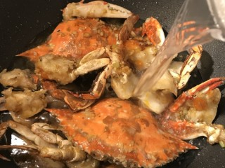 18、螃蟹炒年糕,锅中加入适量的水