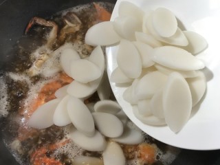 19、螃蟹炒年糕,烧滚后加入年糕片翻炒均匀