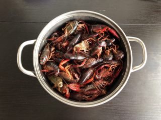 1、麻辣卤小龙虾,小龙虾反复刷洗干净，去虾线备用