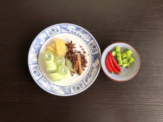 2、麻辣卤小龙虾,准备调料