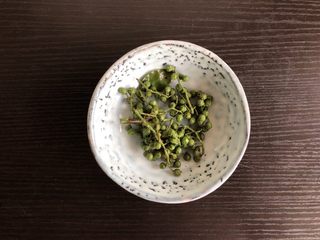 3、麻辣卤小龙虾,准备青花椒