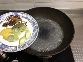 4、麻辣卤小龙虾,锅内稍多清水，烧开下调料