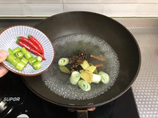 5、麻辣卤小龙虾,加入朝天椒和杭椒