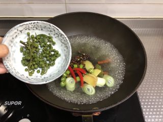 6、麻辣卤小龙虾,加入新鲜青花椒