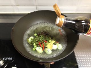 7、麻辣卤小龙虾,倒入味极鲜酱油