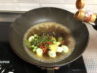 8、麻辣卤小龙虾,倒入老抽，颜色要重一些