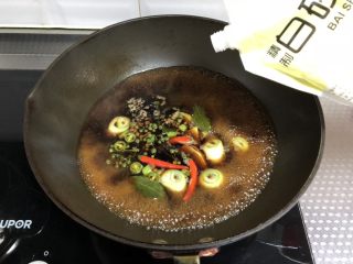 9、麻辣卤小龙虾,加入糖