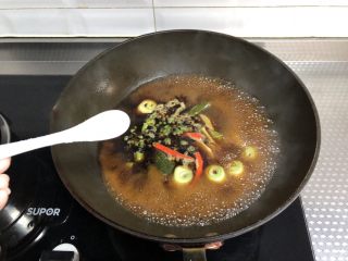 10、麻辣卤小龙虾,调入适量盐，小火煮15分钟