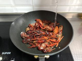 13、麻辣卤小龙虾,起锅热油，放入小龙虾爆炒2分钟，调入少量白酒炒匀
