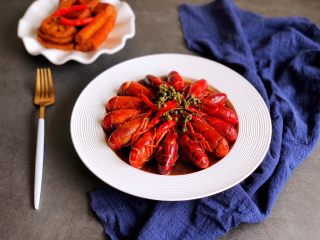 15、麻辣卤小龙虾,盛盘