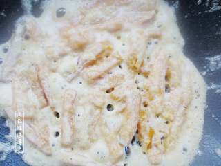 8、咸蛋黄焗南瓜,让每一根南瓜都均匀沾上蛋黄末即可出锅