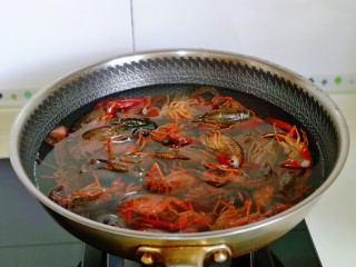 1、爆炒小龙虾,买回来的小龙虾，冷水洗干净，冷水加盐泡30分钟，之后再把虾线拉出，用牙刷刷干净。(需要一点耐心哈，自己做的讲究的就是卫生)